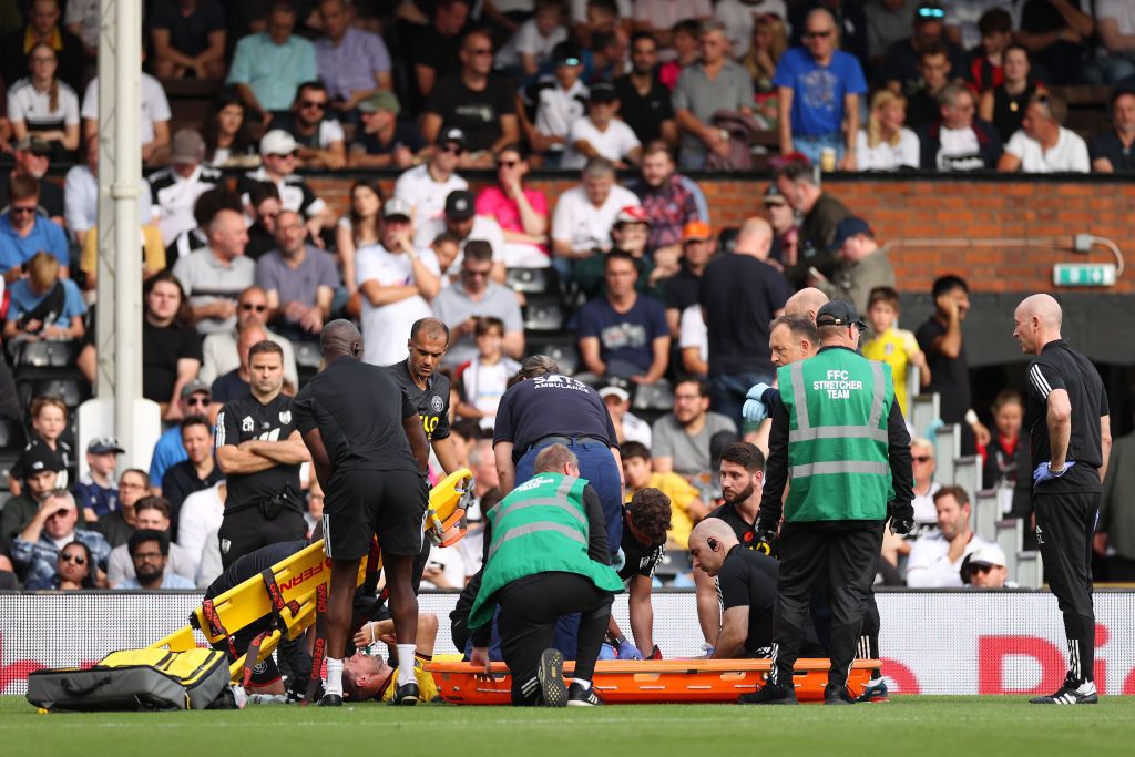 ¡Imagen sensible! Capitán del Sheffield United sufre aparatosa lesión de tobillo