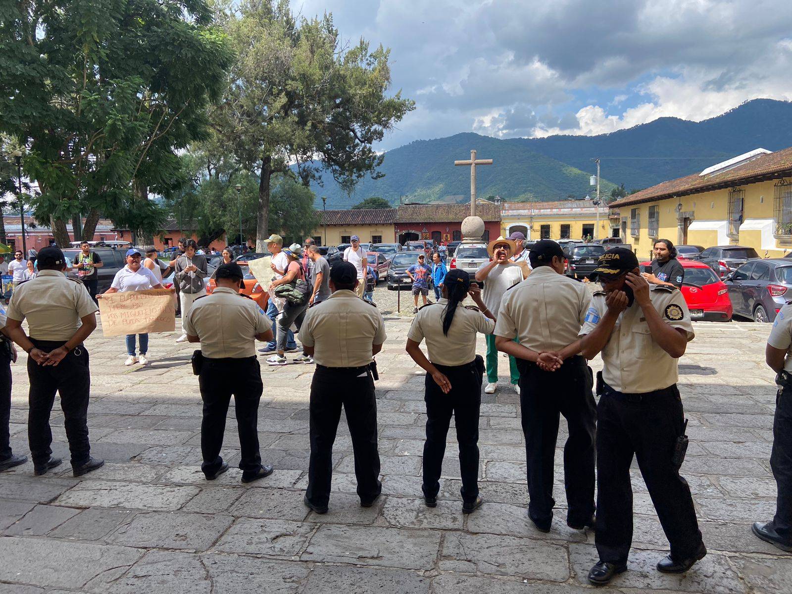 VIDEO: Resguardan a «Miguelito» de protesta afuera de la iglesia La Merced