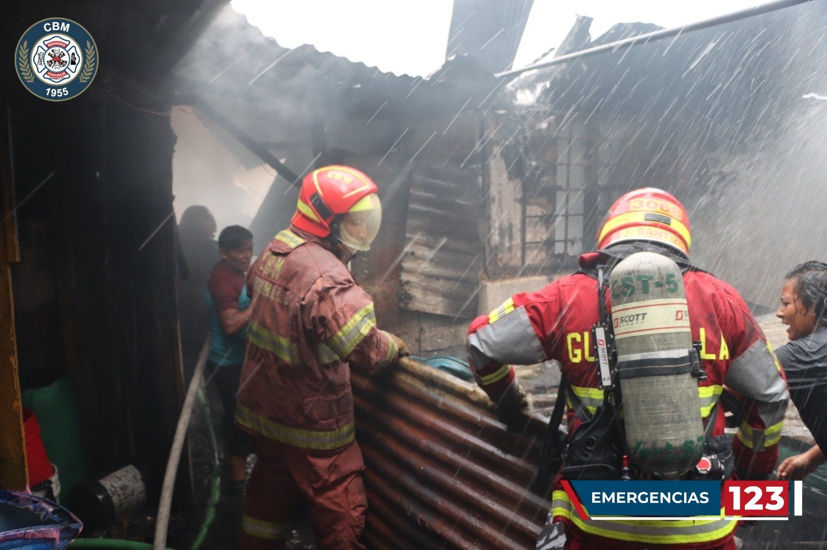 Incendio consume ocho habitaciones en vivienda de zona 1