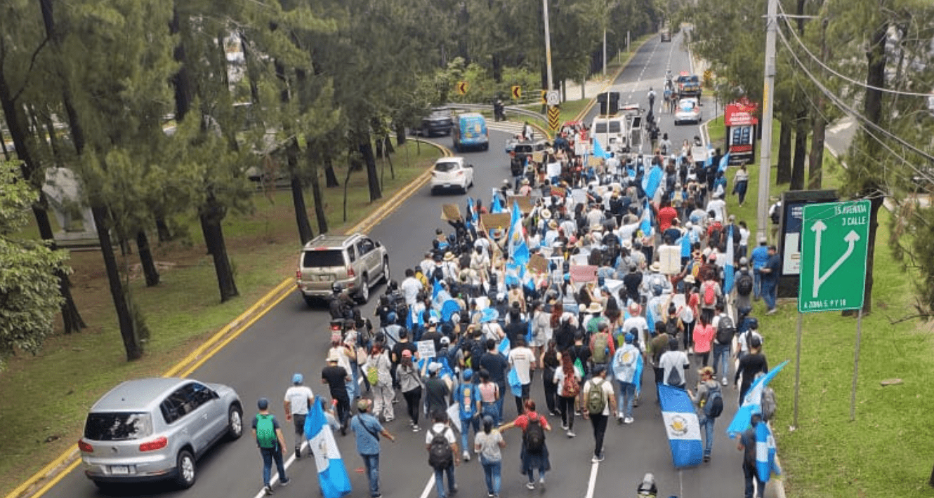 Universitarios y personal de URL y UVG se suman a protestas: «Guatemala no es un negocio»