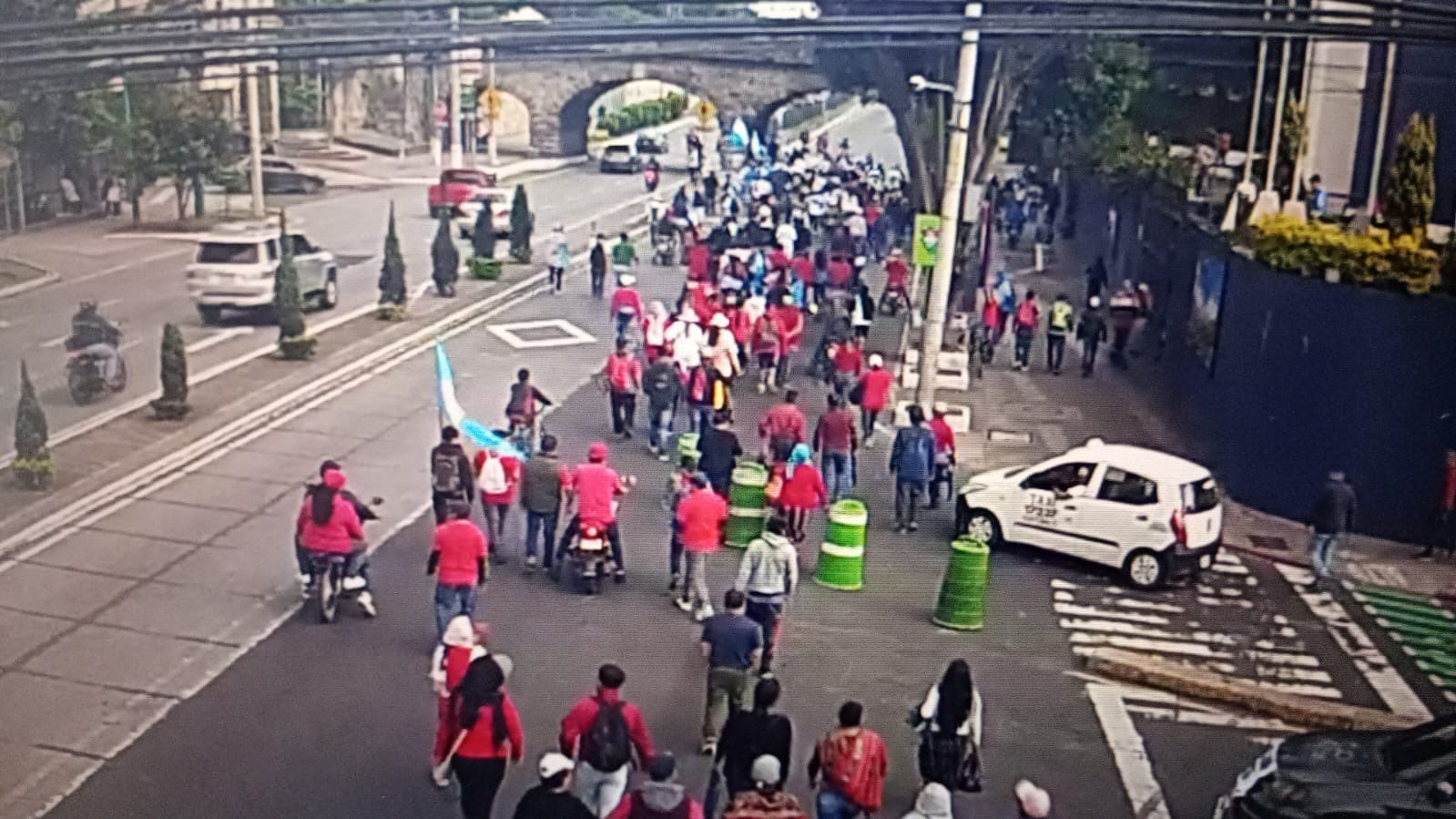 Manifestaciones avanzan hacia zona 1