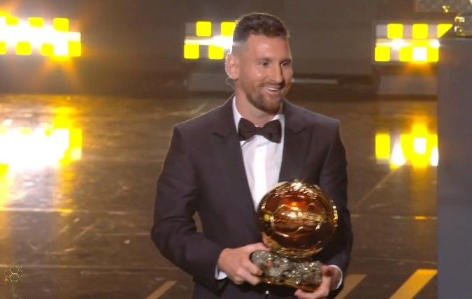 ¡El mundo del futbol a sus pies! Messi gana por octava ocasión el Balón de Oro