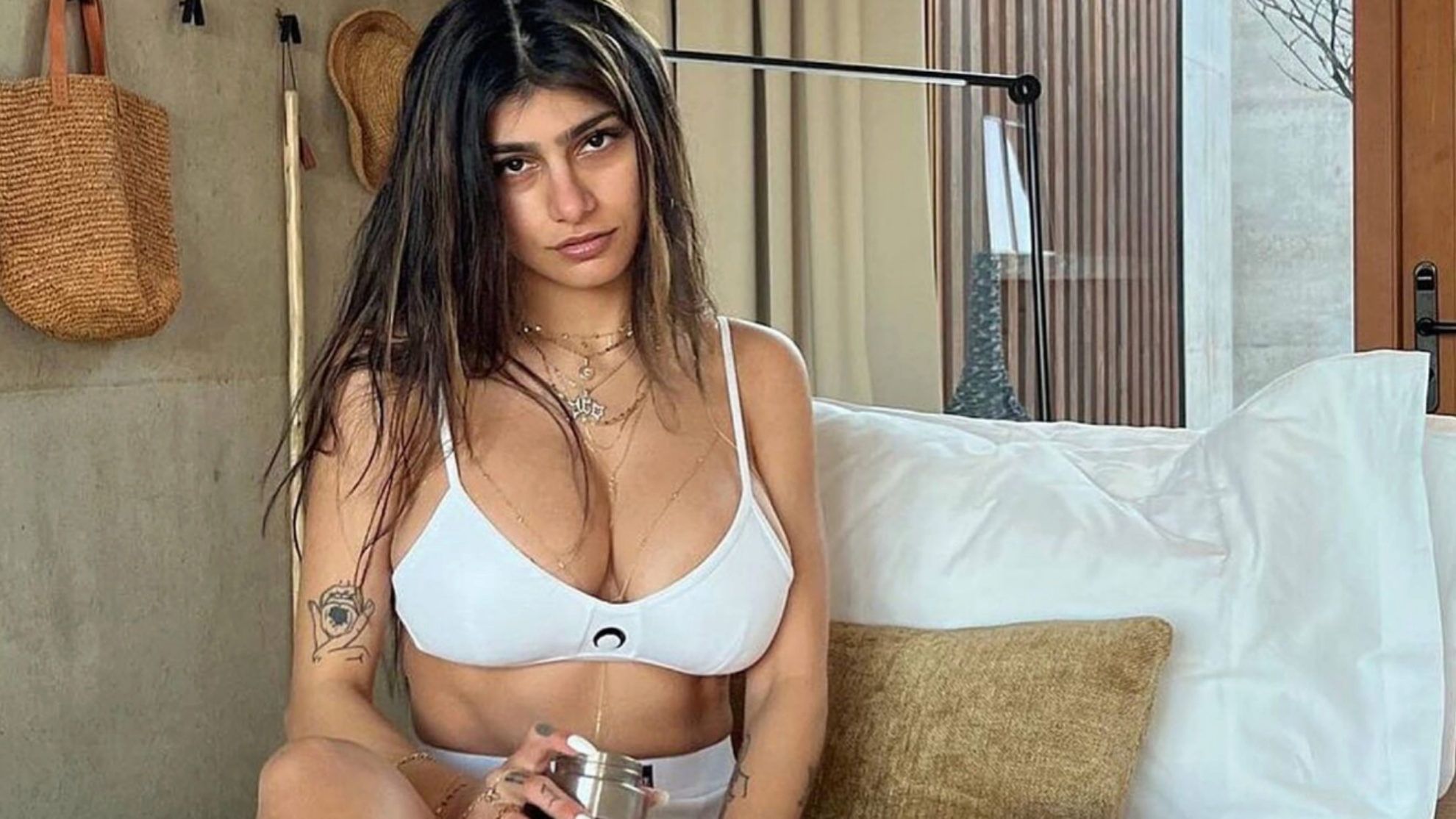 Mia Khalifa se pasea por las calles de París sin sostén