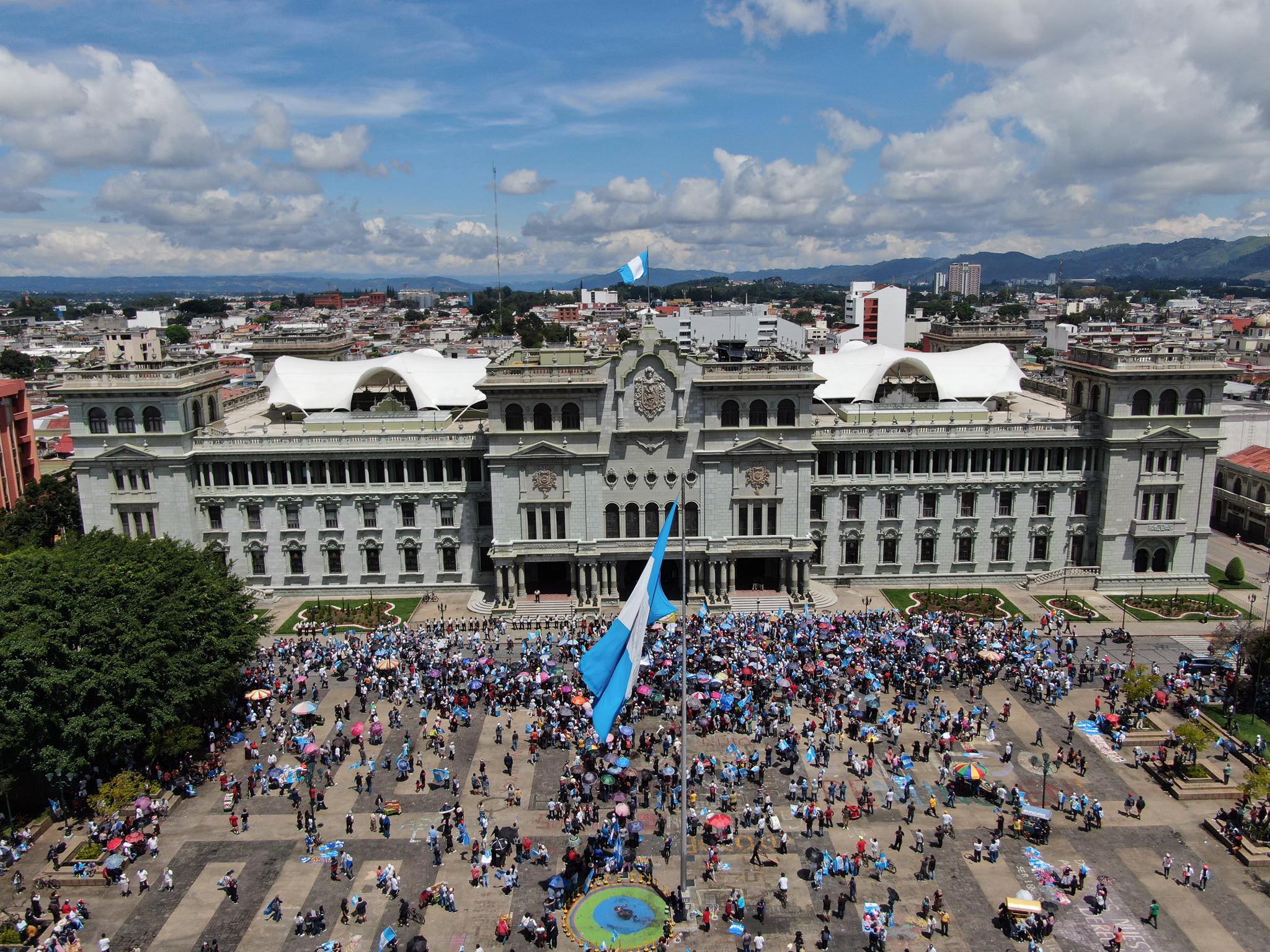 Comerciantes de distintos mercados se unen a protestas en el centro de la capital