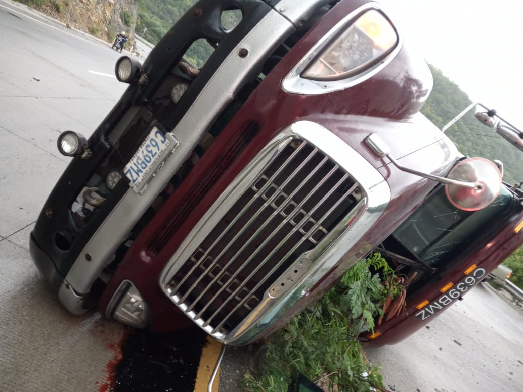 Tráiler vuelca en ruta al Atlántico y obstruye dos carriles