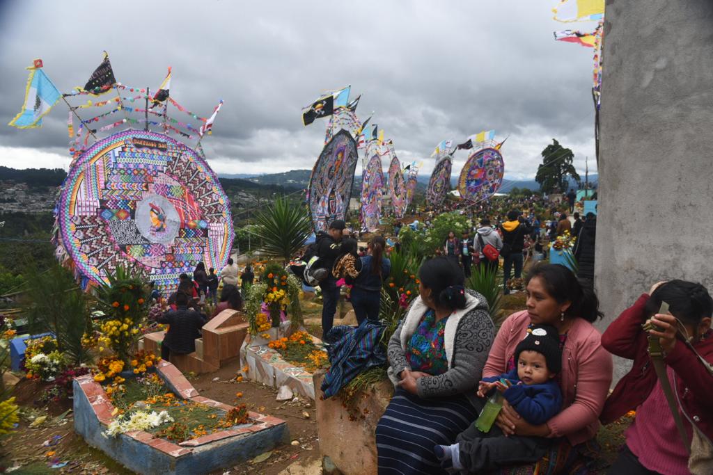 Realizan exposición de barriletes gigantes en Santiago Sacatepéquez