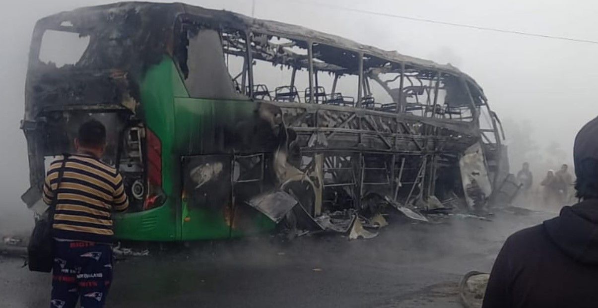 Dos pasajeros mueren al incendiarse un bus y un tráiler