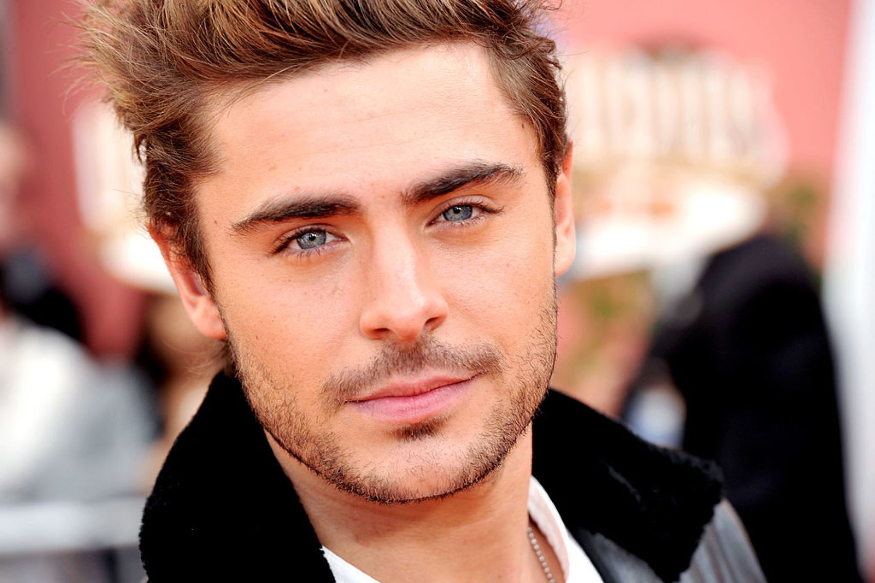 Fans se van contra Zac Efron por «destrozar» su rostro y verse «espantoso»