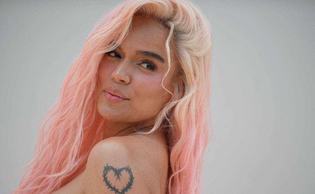 Latin Grammy: Karol G presume piernas de impacto y tremendo escote