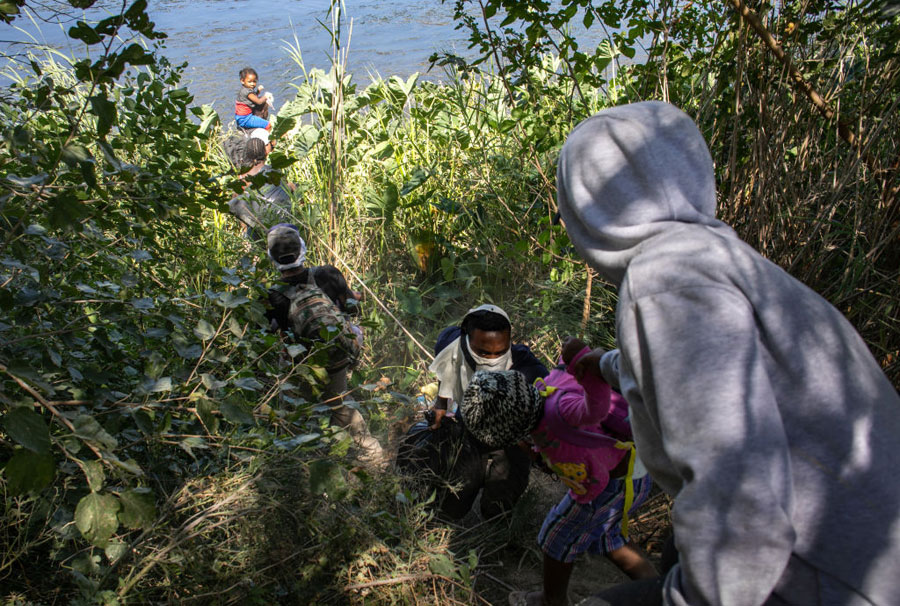 Migrantes haitianos cruzando el Río Grande