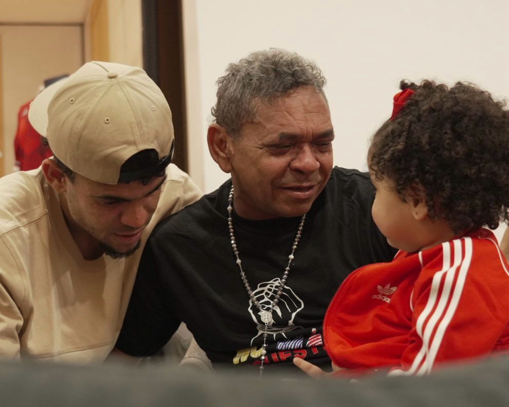 ¡Emotivo! Luis Díaz se reencuentra con su padre tras el secuestro