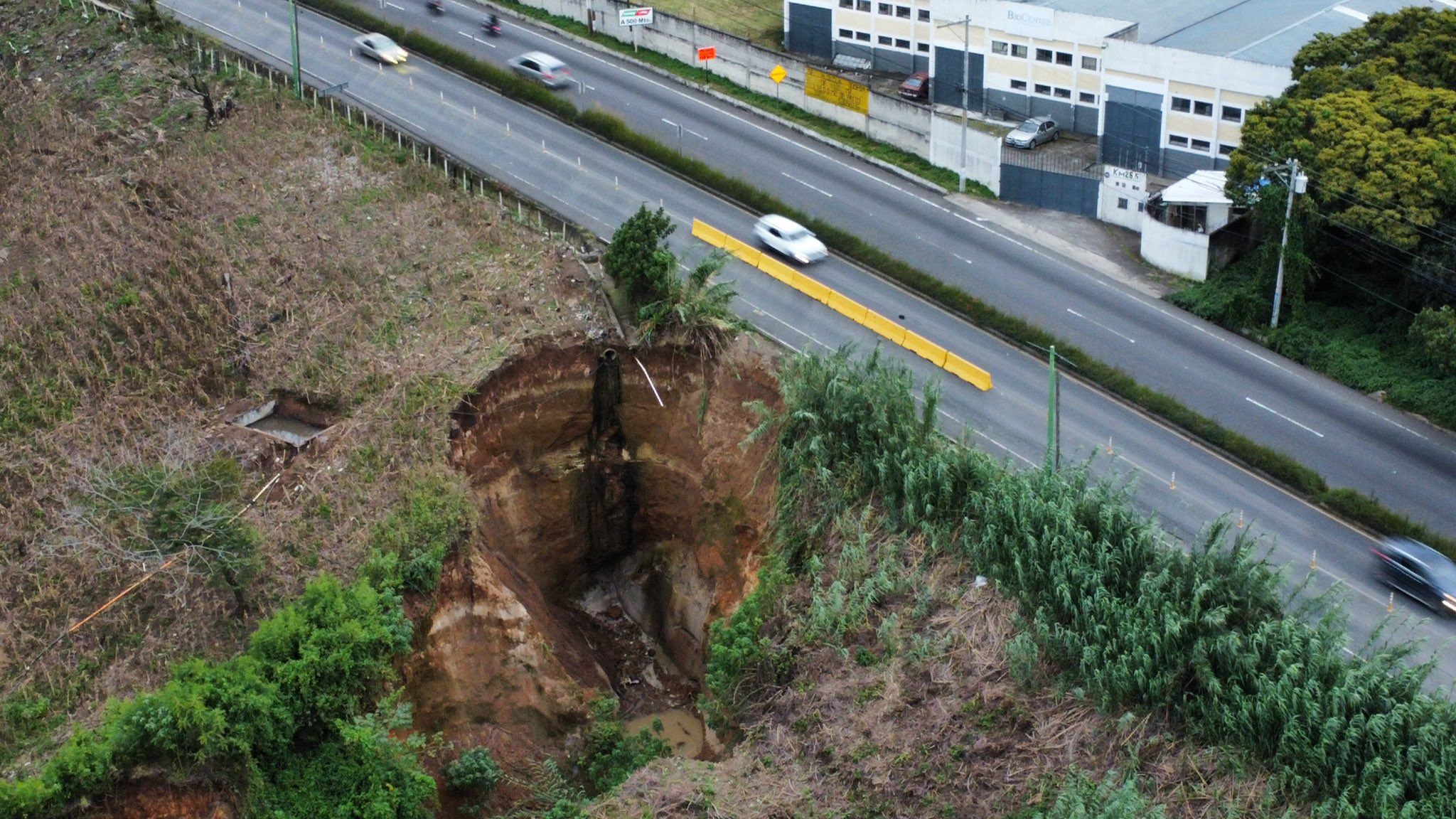 Vecinos alertan sobre socavón en carretera a El Salvador