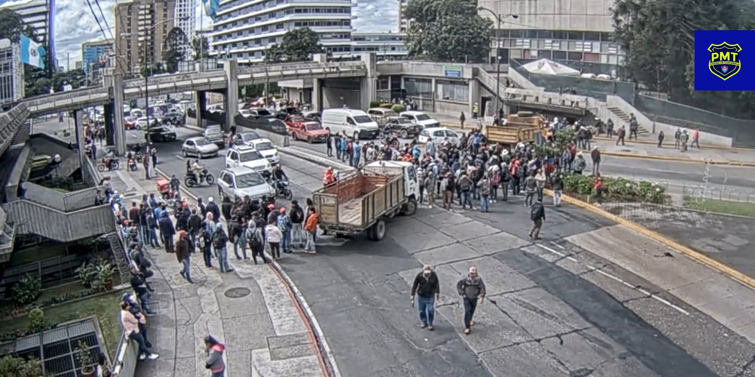 Bloquean paso en Centro Cívico