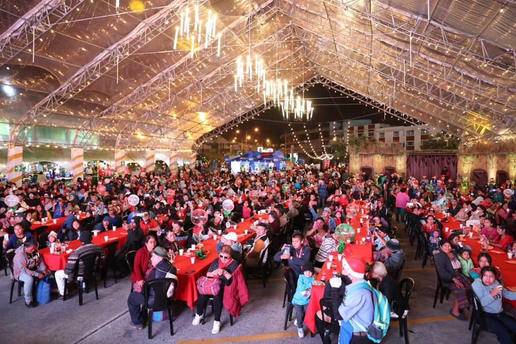 Alcalde capitalino Ricardo Quiñónez comparte la tradicional cena de Noche Buena