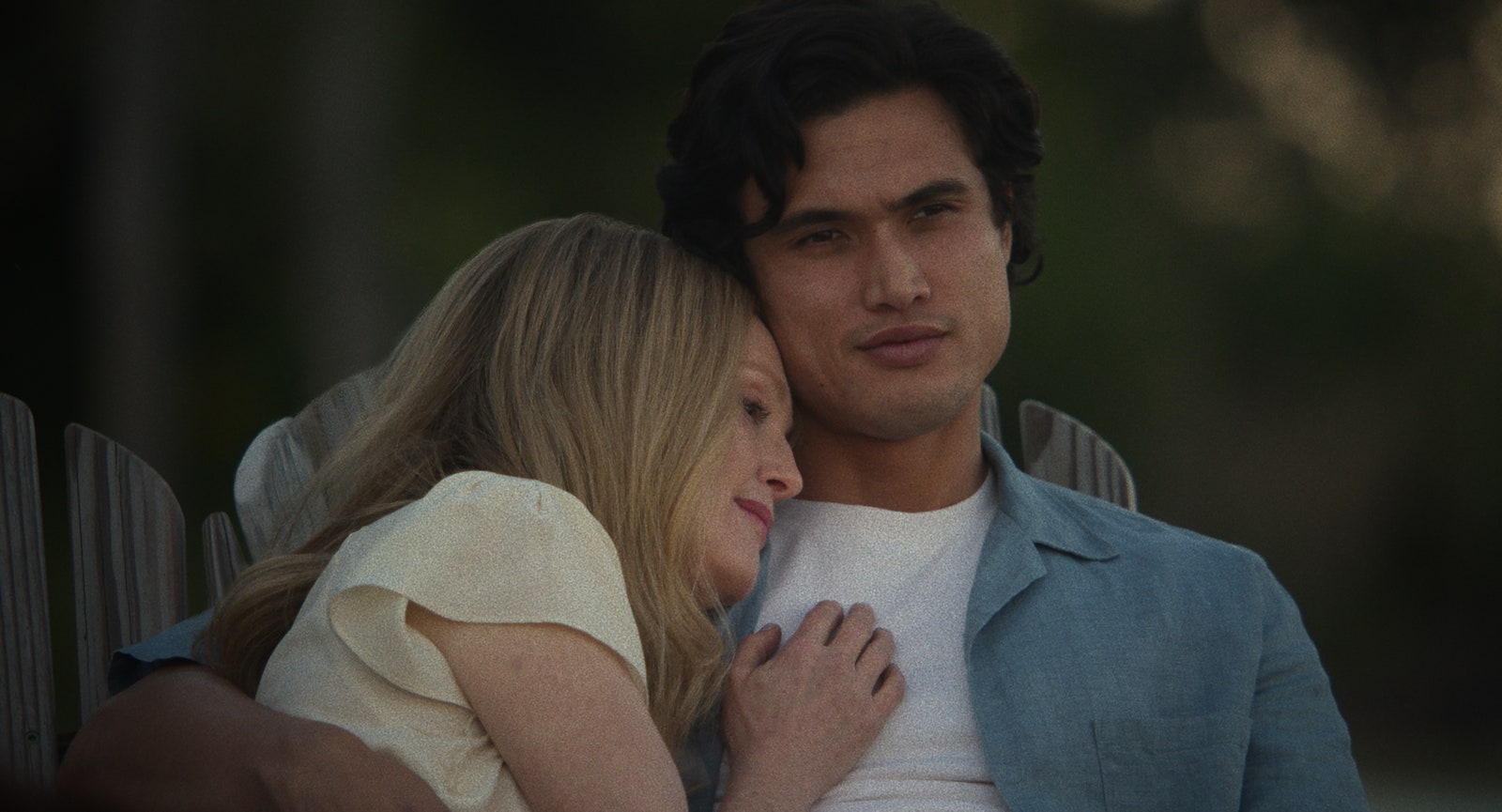 Julianne Moore y Charles Melton en May December