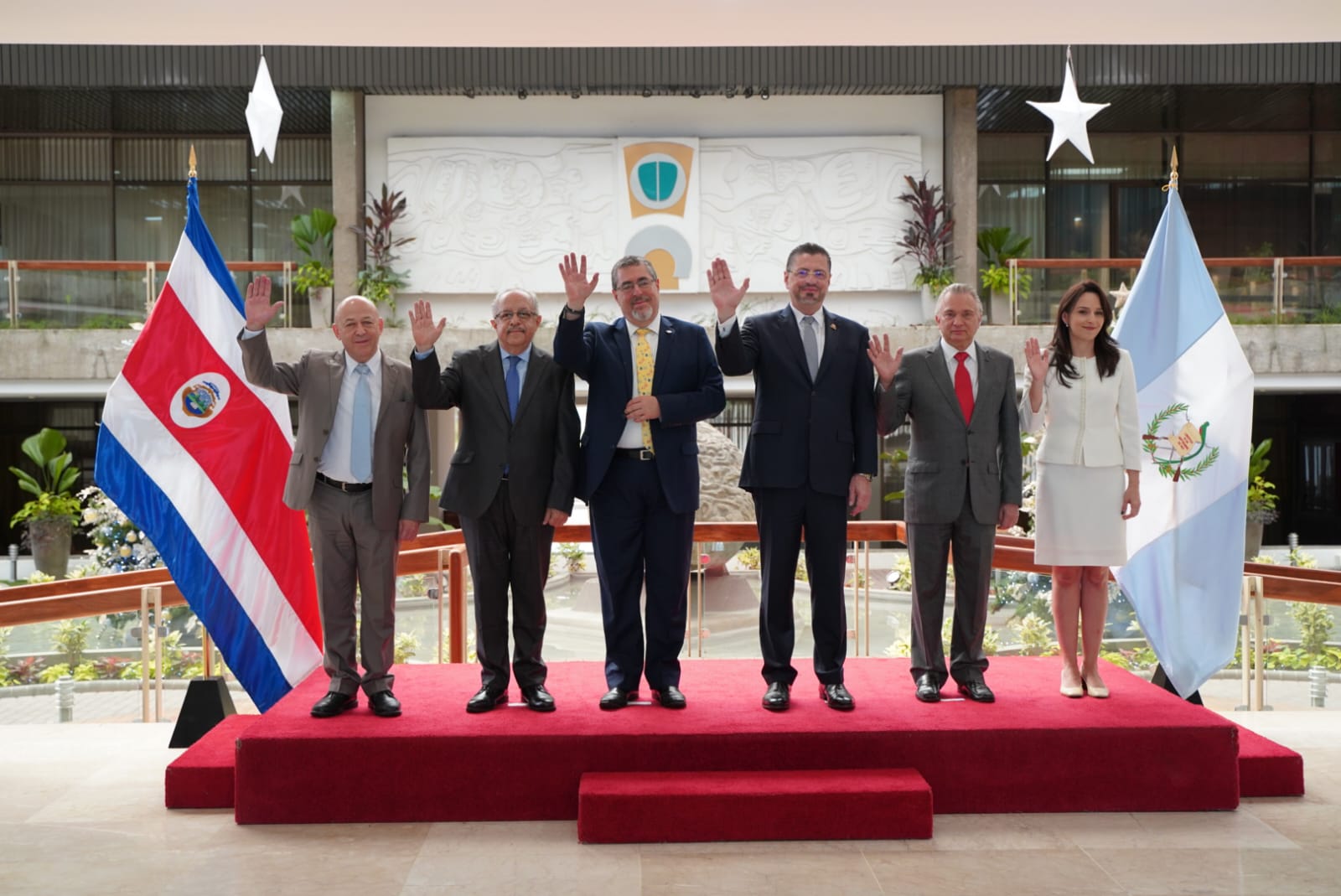 Presidente de Costa Rica recibe a Bernardo Arévalo