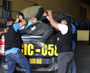 Los supuestos taxistas fueron trasladados a la Torre de Tribunales. Foto PNC