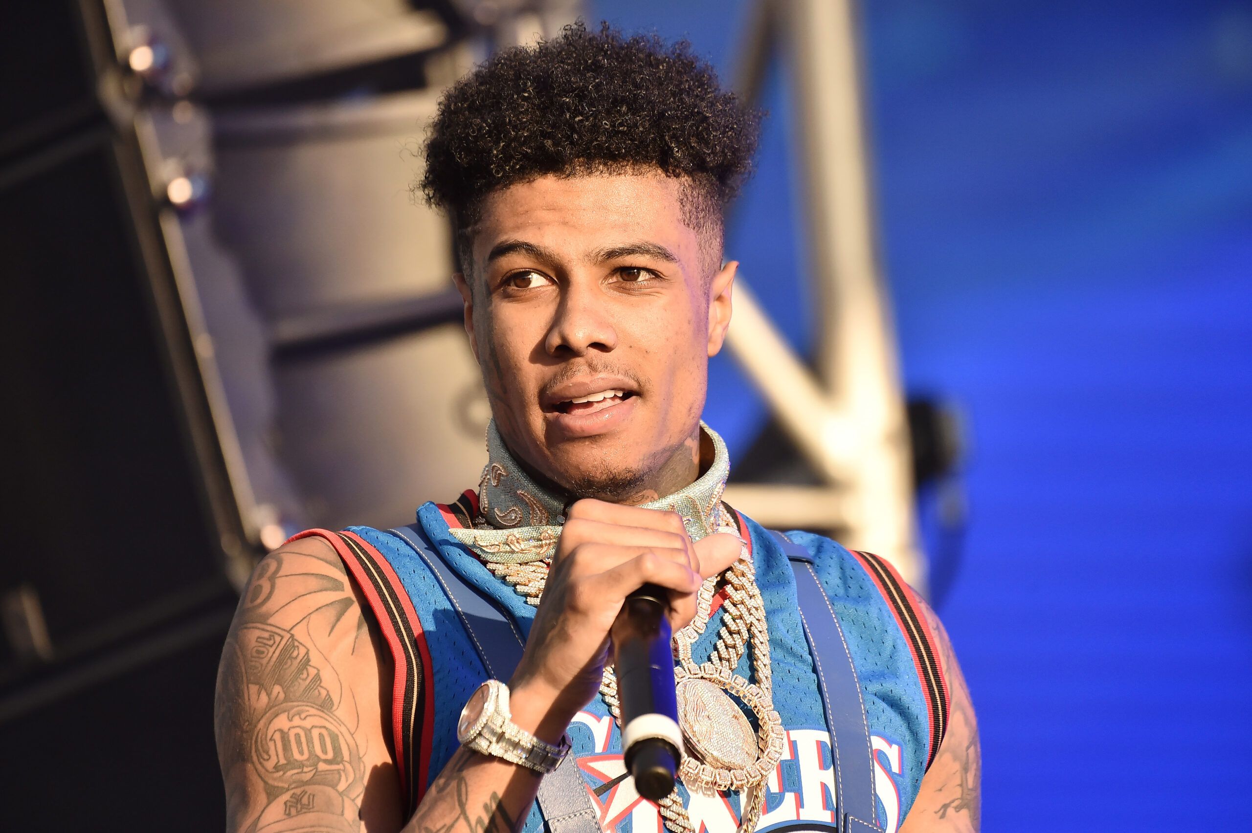 Blueface genera controversia por arrastrar y golpear a una fan durante concierto