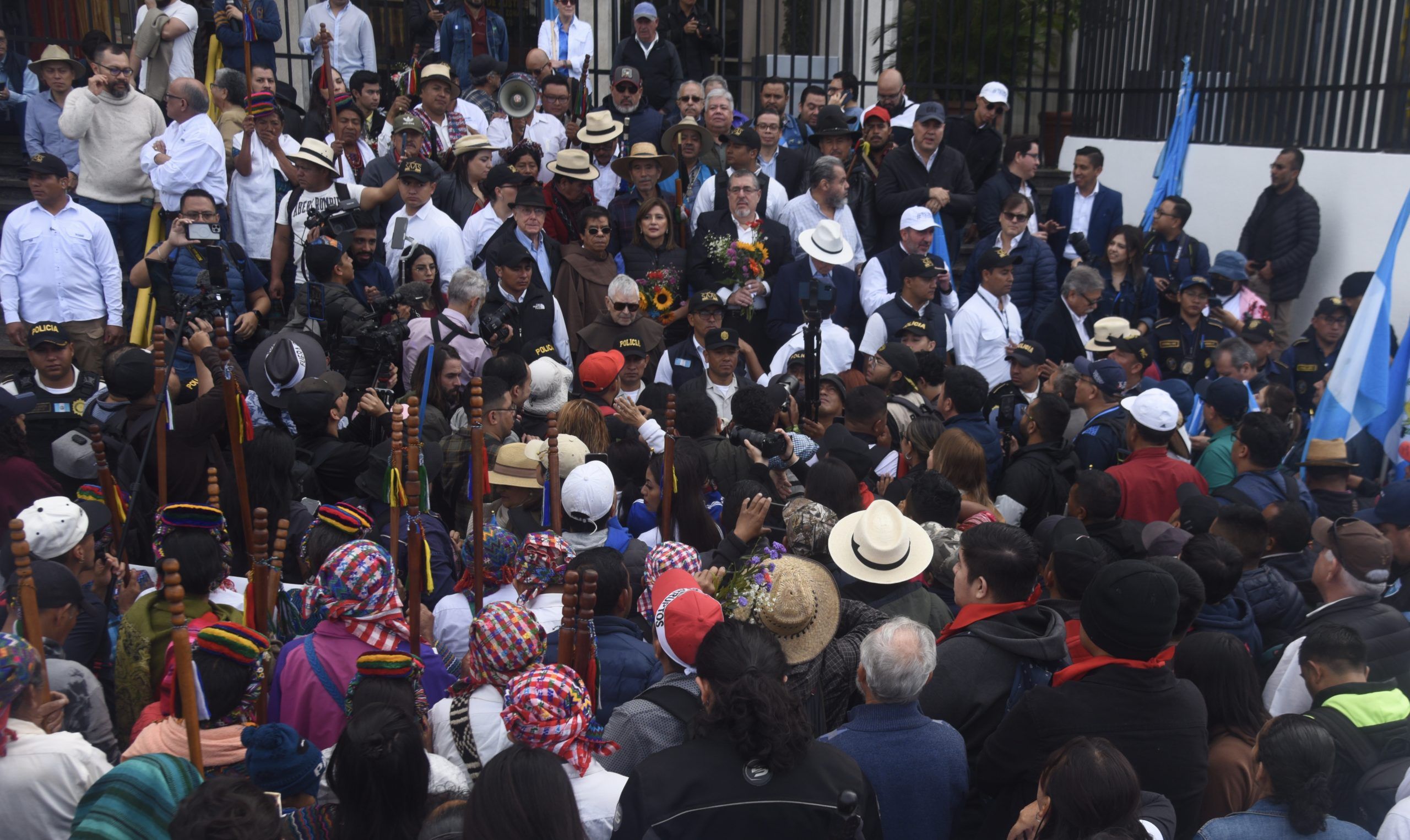 Marchan en defensa de la Democracia