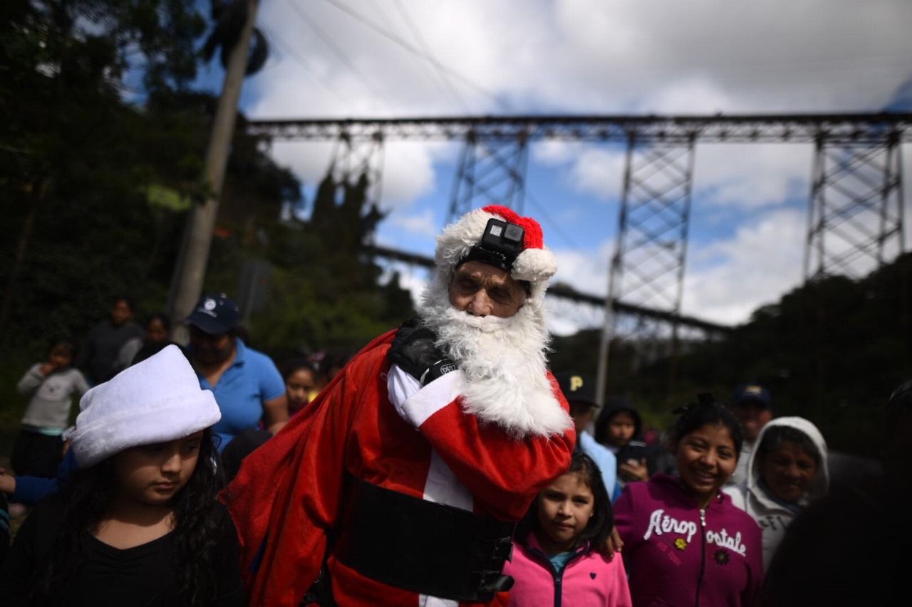 Santa Claus lleva sonrisas a los pequeños de Jesús de la Buena Esperanza