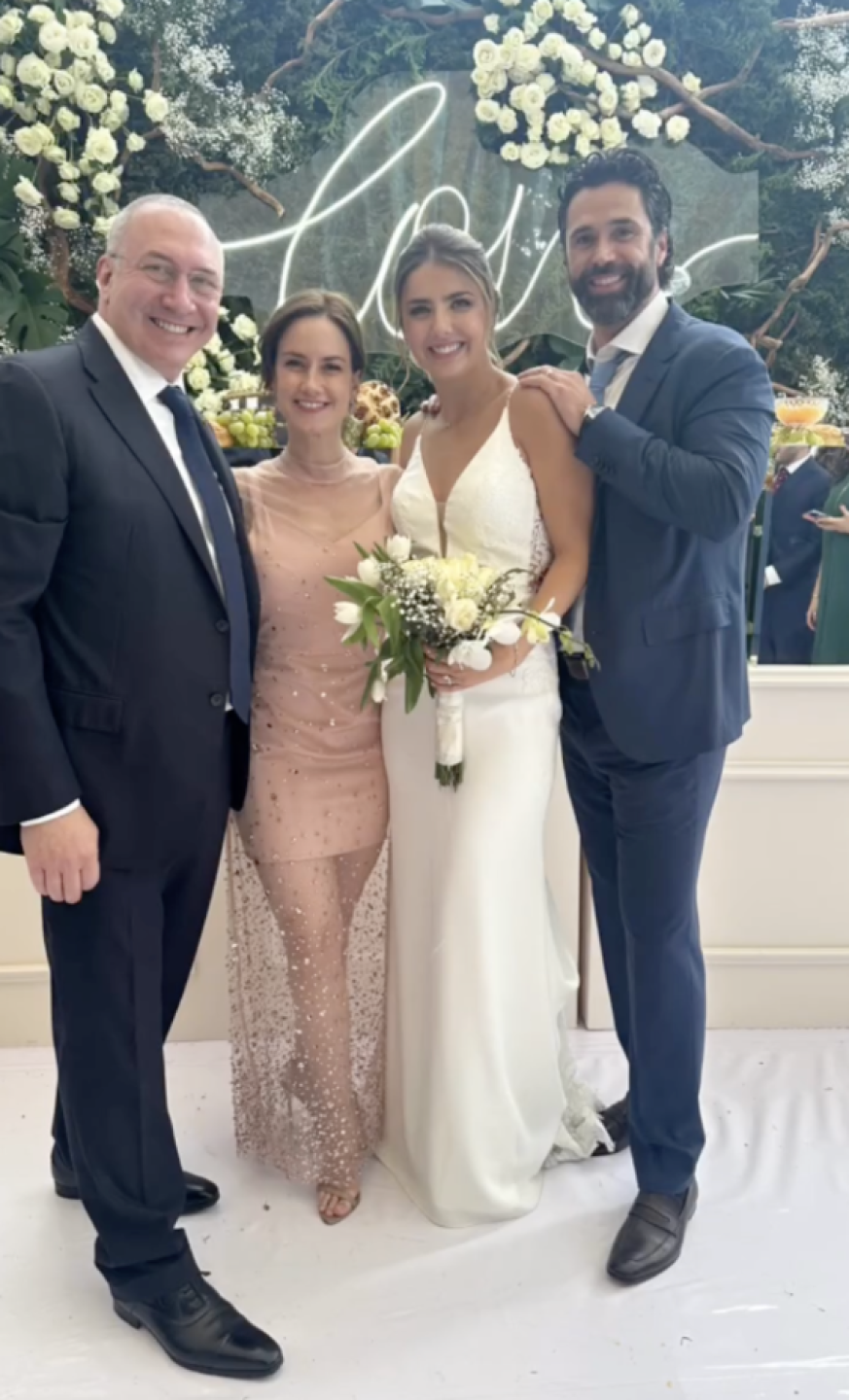 Altair Jarabo y su esposo en la boda de Michelle Renaud y Matías Novoa