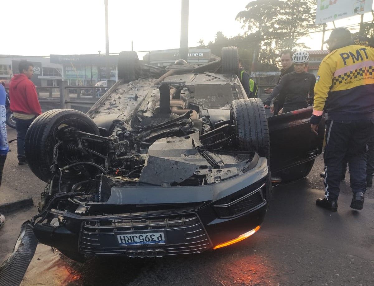 Carro volcado genera congestionamiento en carretera a El Salvador