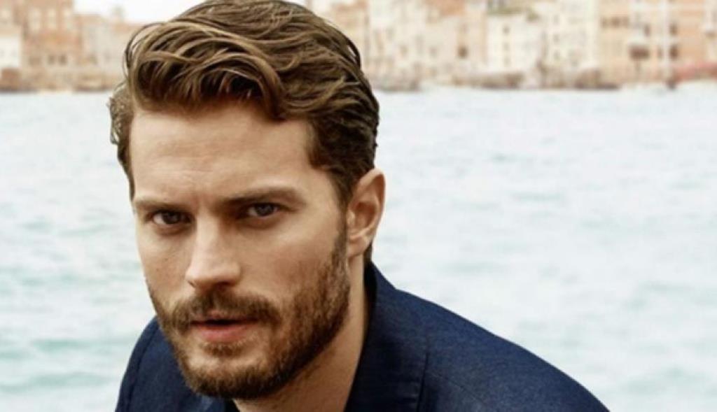 Hospitalizan a Jamie Dornan por posible ataque cardíaco tras contacto con orugas