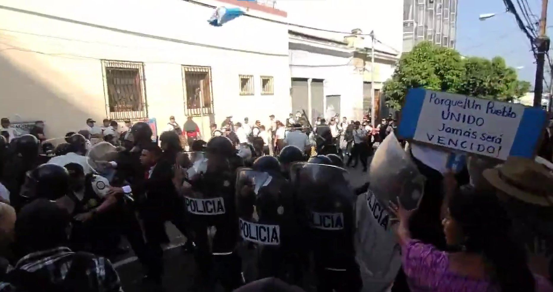 VIDEO. Tensión entre manifestantes y fuerzas de seguridad afuera del Congreso