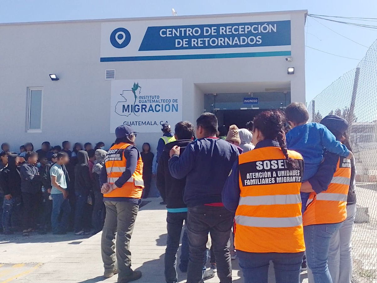 Ingresa primer vuelo del año, con retornados de México