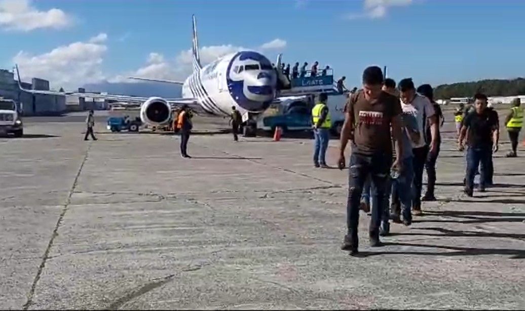 Retornan más de 100 guatemaltecos hallados en una bodega en México