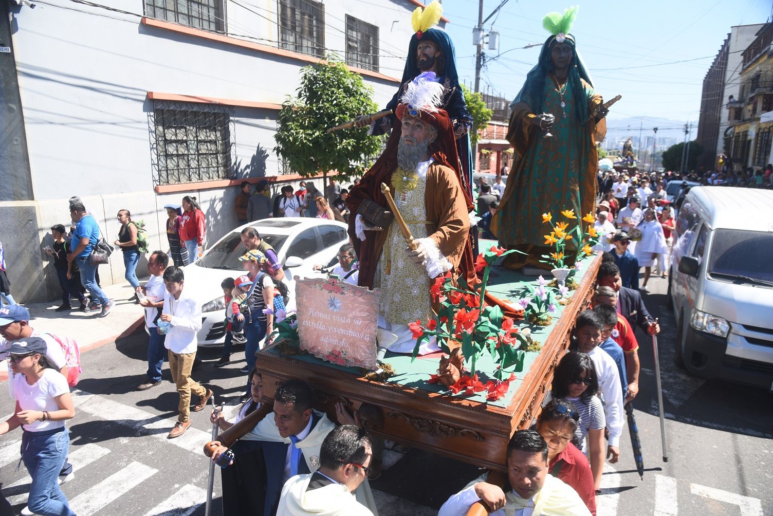 Católicos celebran el Día de Reyes con procesión en tres zonas