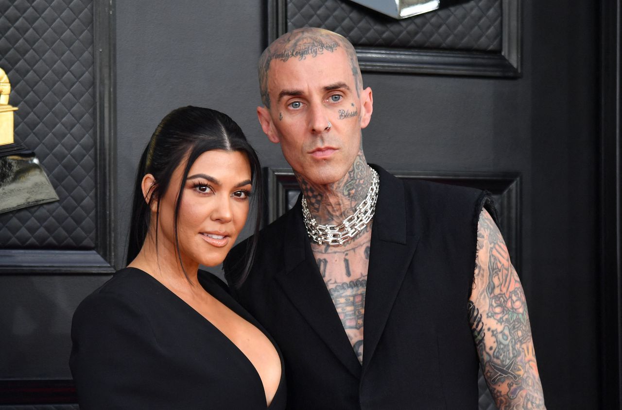 Revelan que Travis Barker tuvo un amorío con una hermana de Kourtney Kardashian