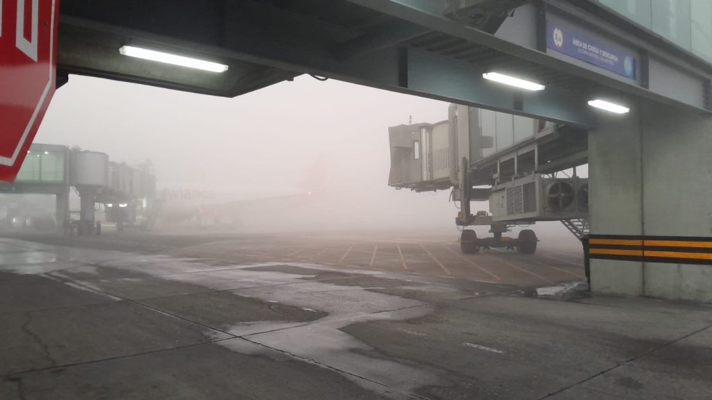 neblina en aeropuerto La Aurora