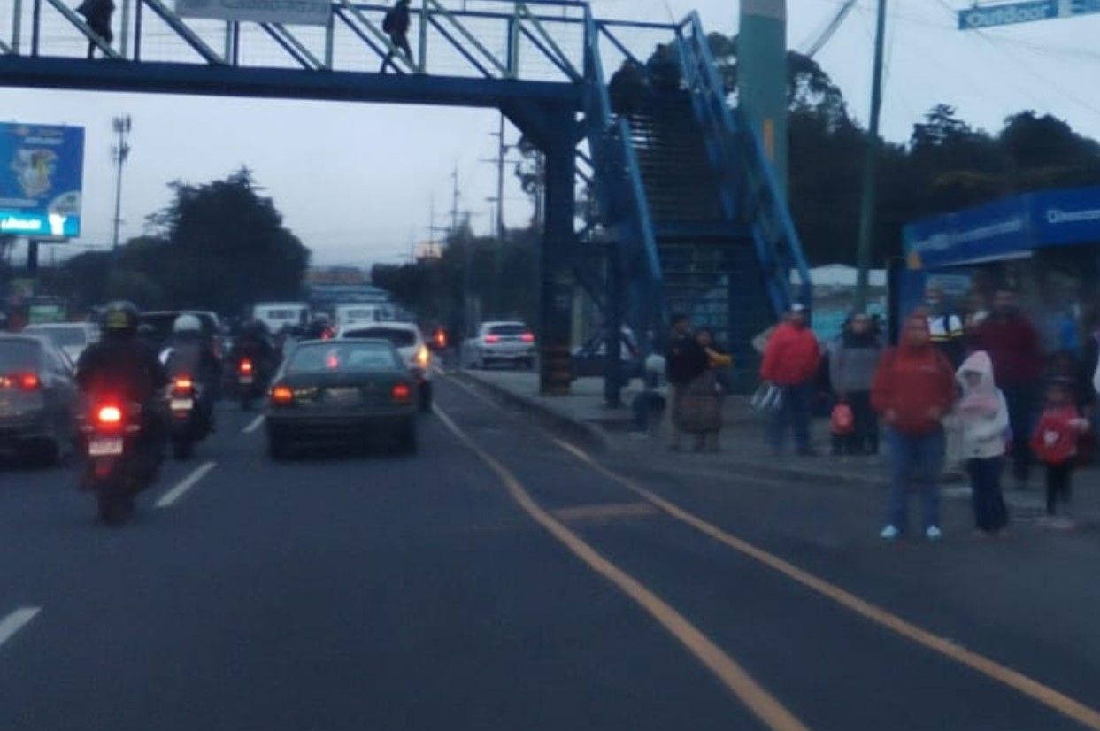 Reportan asaltos en paradas de buses en Mixco