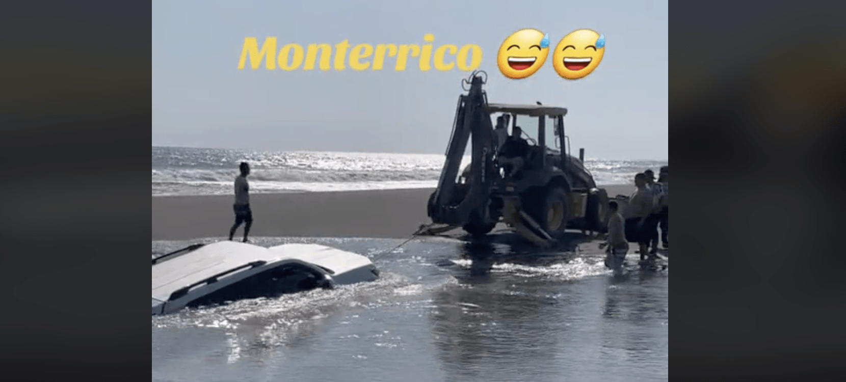 Difunden video de dos automóviles siendo arrastrados por las olas del mar en Monterrico