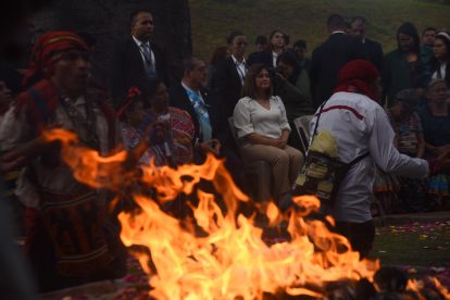 presidente Bernardo Arévalo y vicepresidenta Karin Herrera participan en ceremonia maya