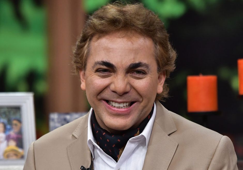 Critican a novia de Cristian Castro por «evidente error» en sus implantes