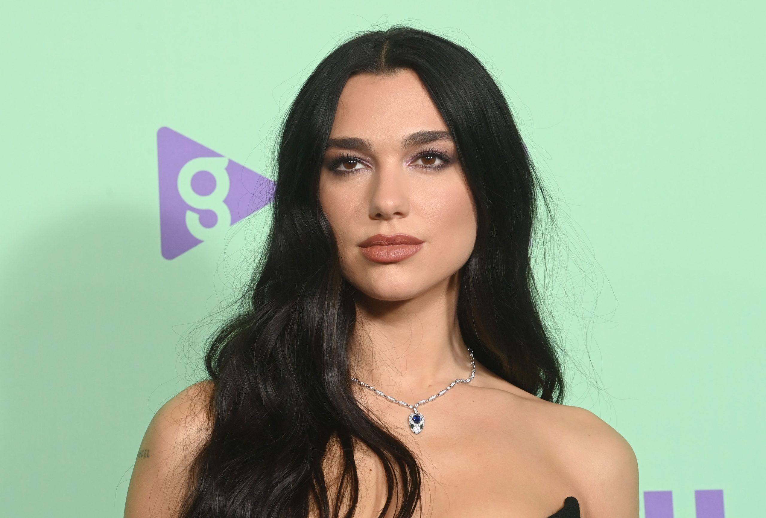 Critics Choice Awards: Dua Lipa luce espectacular en la alfombra roja