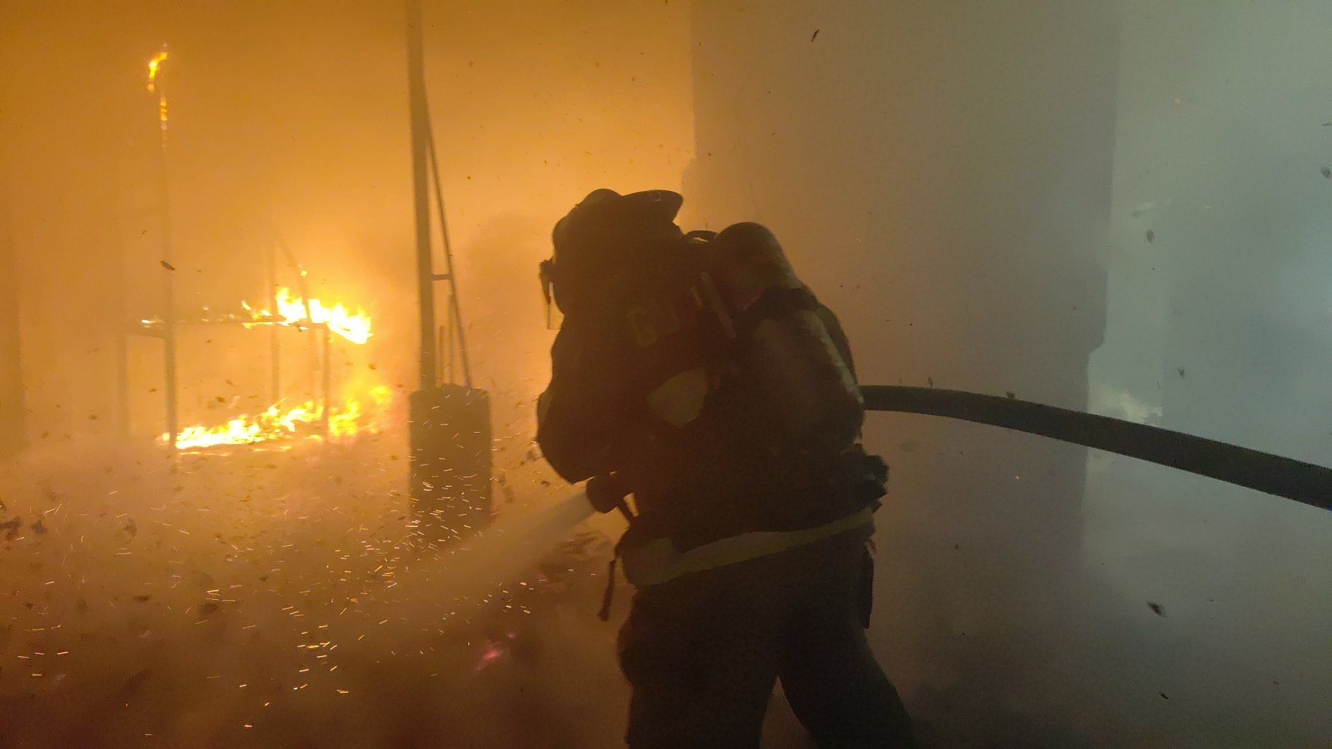 Evacuan a 15 personas de vivienda incendiada en zona 1