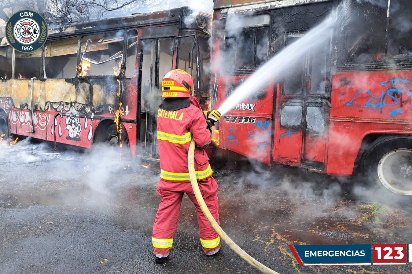 Incendio consume dos buses del servicio de transporte urbano