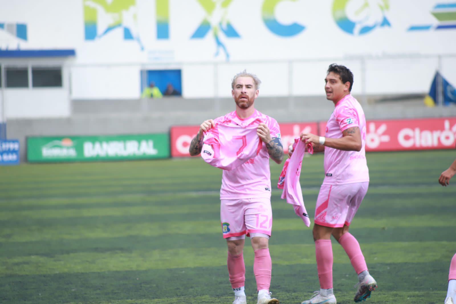 Jean Jonathan Márquez marca un golazo desde la mitad de campo