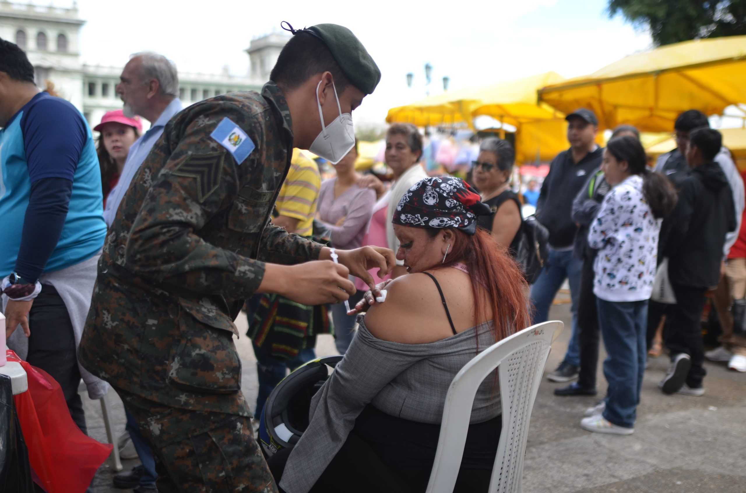 Salubristas realizan jornada de vacunación en Plaza de la Constitución