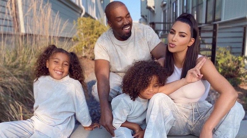 Hija de Kim Kardashian se burla de ella y filtra foto sin filtro ni maquillaje