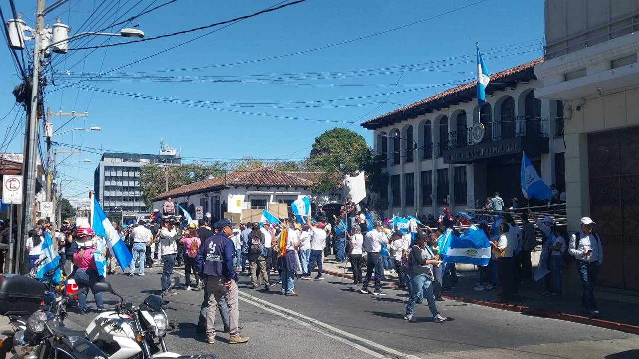 Ciudadanos manifiestan frente a la Corte de Constitucionalidad