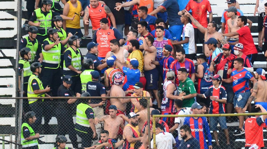 Violencia en estadios empaña la fiesta del futbol en Paraguay