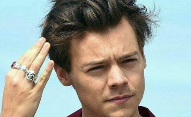 Tras haberse “rapado”, Harry Styles reaparece con nuevo look