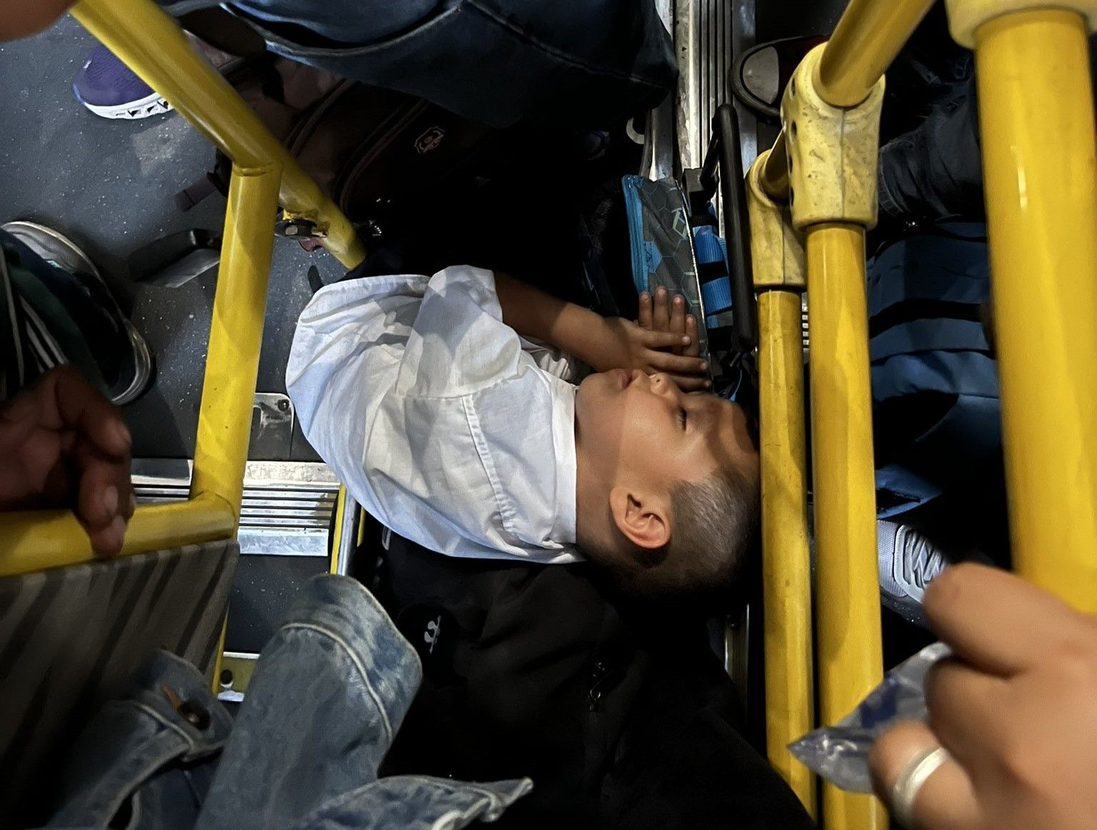 Niño dormido en pasillo de autobús conmueve a guatemaltecos