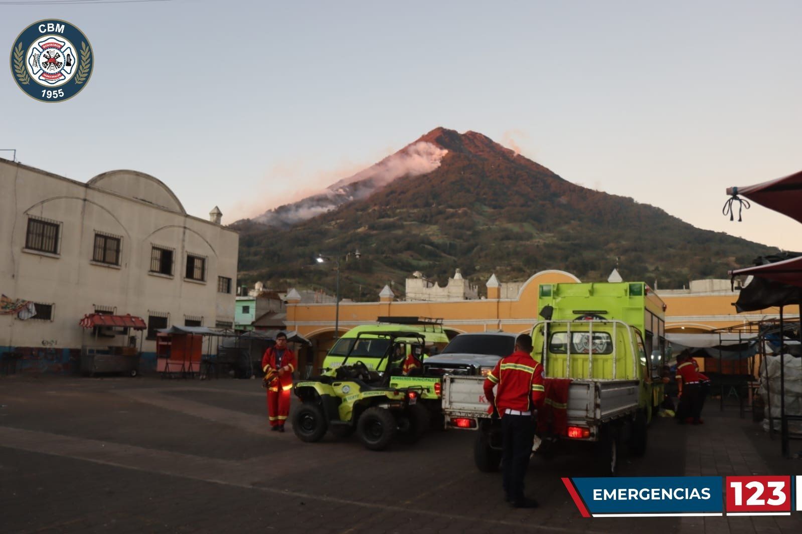 Desde la madrugada, así trabajan los bomberos en el Volcán de Agua