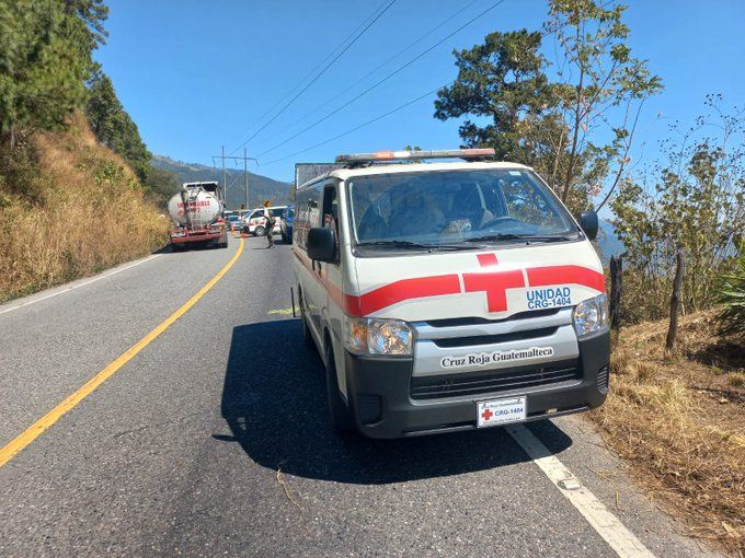 Microbús cae al fondo de barranco dejando por lo menos tres fallecidos