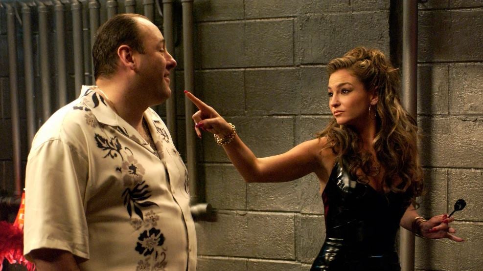 La actriz Drea De Matteo con el protagonista de 'Los Soprano' James Gandolfini en una escena de la serie.